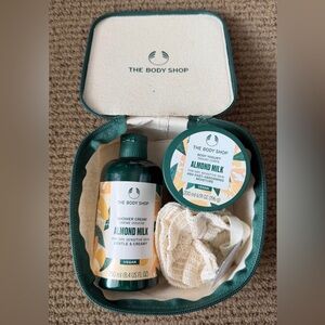 The Body Shop Almond Milk Body Wash & Yogurt Set - Green
